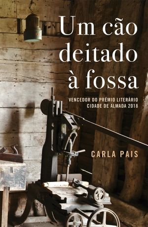 Um Cão Deitado à Fossa